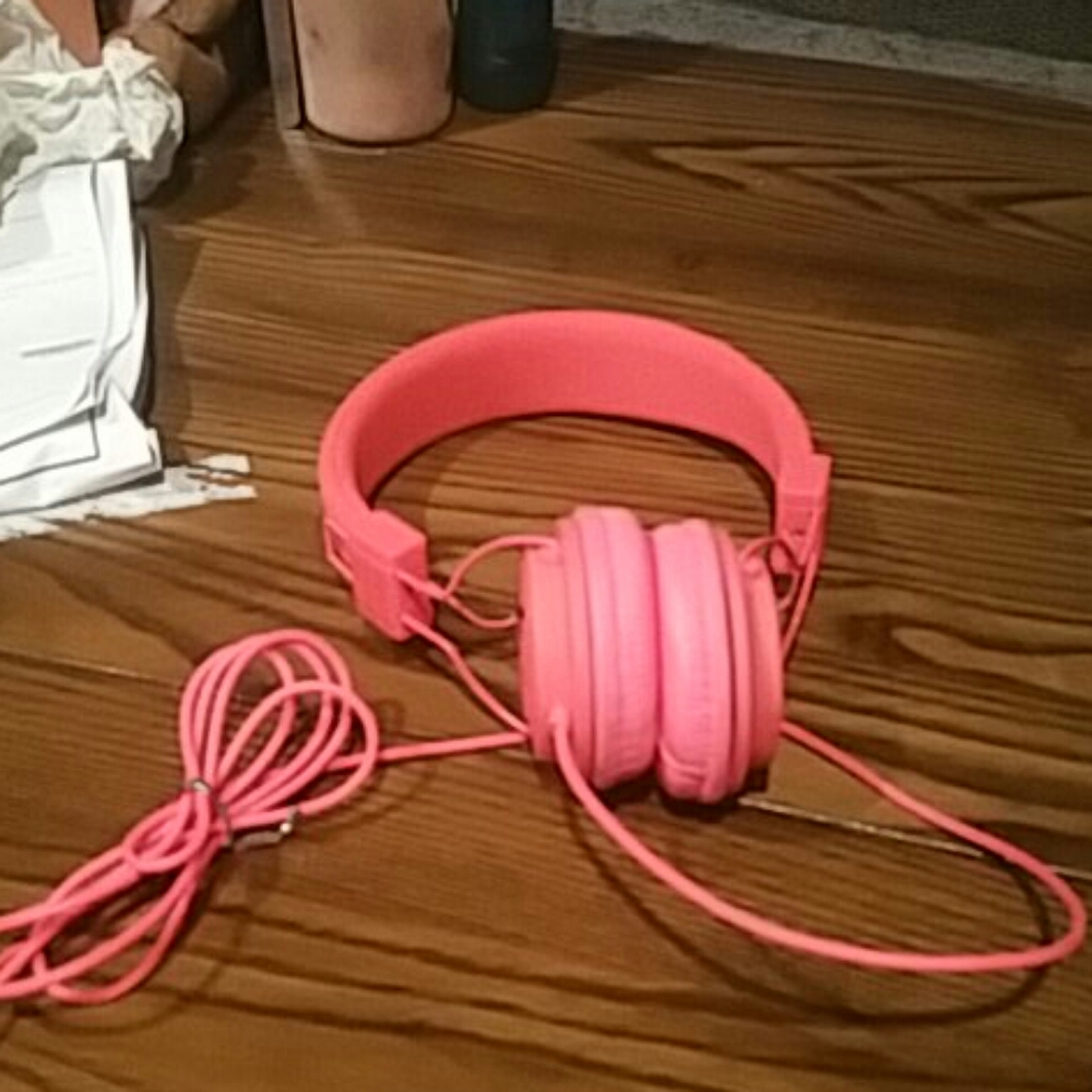 Victoria secret pink headphone Final drop